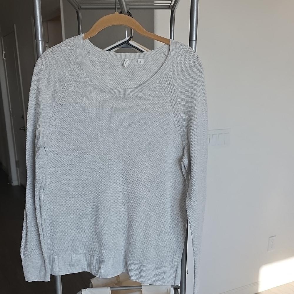 GAP Women's Light Gray Crew Neck Sweater